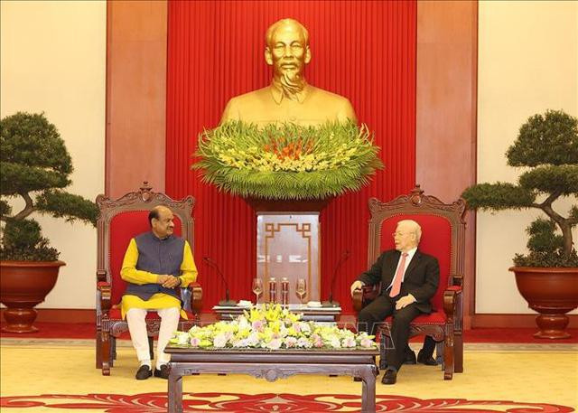 Tổng Bí thư Nguyễn Phú Trọng hoan nghênh Chủ tịch Hạ viện Om Birla và Đoàn đại biểu Nghị viện Ấn Độ sang thăm chính thức Việt Nam. Ảnh: TTXVN Tổng Bí thư Nguyễn Phú Trọng hoan nghênh Chủ tịch Hạ viện Om Birla và Đoàn đại biểu Nghị viện Ấn Độ sang thăm chính thức Việt Nam. Ảnh: TTXVN