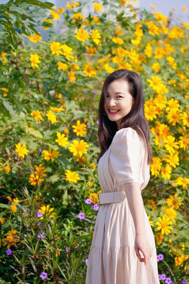 Ngoài đời, nữ MC thường xuyên diện những trang phục trẻ trung, tông màu &quot;xì tin&quot;.