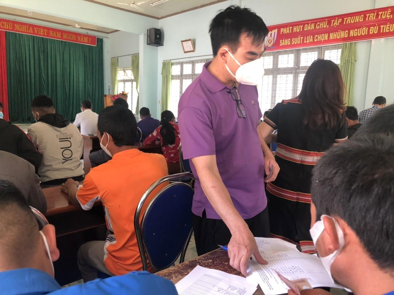 Đoàn công tác hướng dẫn bà con xã Đắk Nhoong điền thông tin vào phiếu điều tra. Đoàn công tác hướng dẫn bà con xã Đắk Nhoong điền thông tin vào phiếu điều tra.