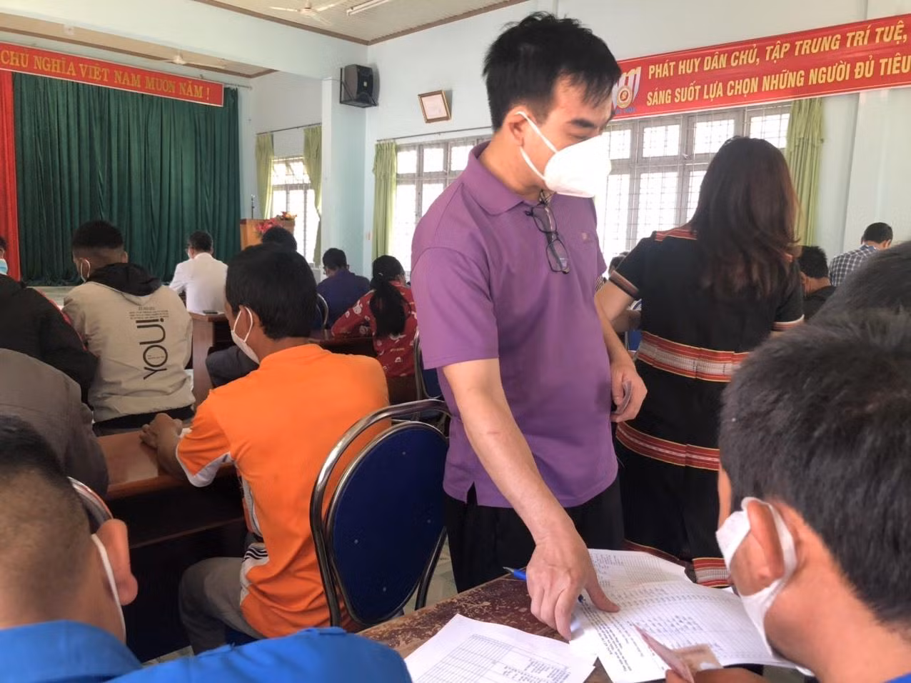 Đoàn công tác hướng dẫn bà con xã Đắk Nhoong điền thông tin vào phiếu điều tra. Đoàn công tác hướng dẫn bà con xã Đắk Nhoong điền thông tin vào phiếu điều tra.