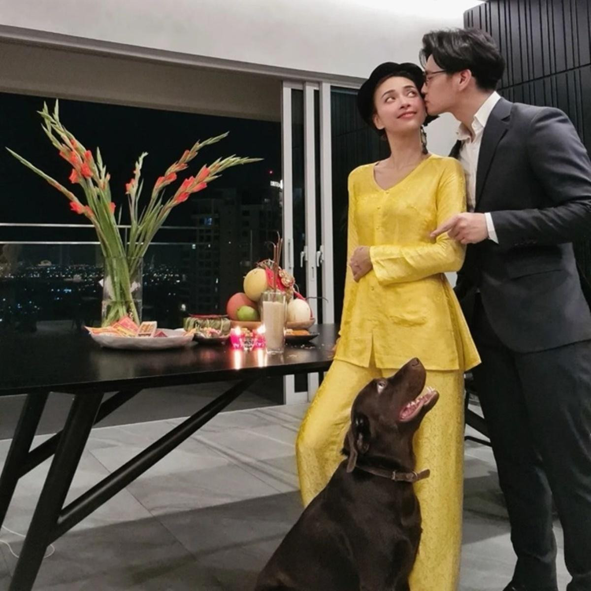 Ngô Thanh Vân khoe khoảnh khắc đón giao thừa ngọt ngào bên bạn trai. Cô được Huy Trần hôn má, sau khi cùng chuẩn bị mâm cơm đơn giản mang không khí Tết. Ngô Thanh Vân khoe khoảnh khắc đón giao thừa ngọt ngào bên bạn trai. Cô được Huy Trần hôn má, sau khi cùng chuẩn bị mâm cơm đơn giản mang không khí Tết.