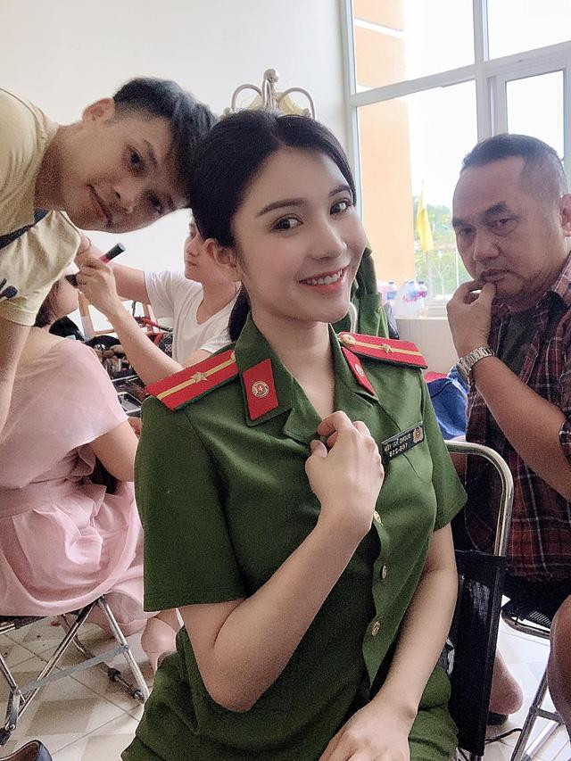 Trong các đoạn video hậu trường cho thấy nữ diễn viên không ngần ngại thực chiến các phân cảnh trong vai công an. Trong các đoạn video hậu trường cho thấy nữ diễn viên không ngần ngại thực chiến các phân cảnh trong vai công an.