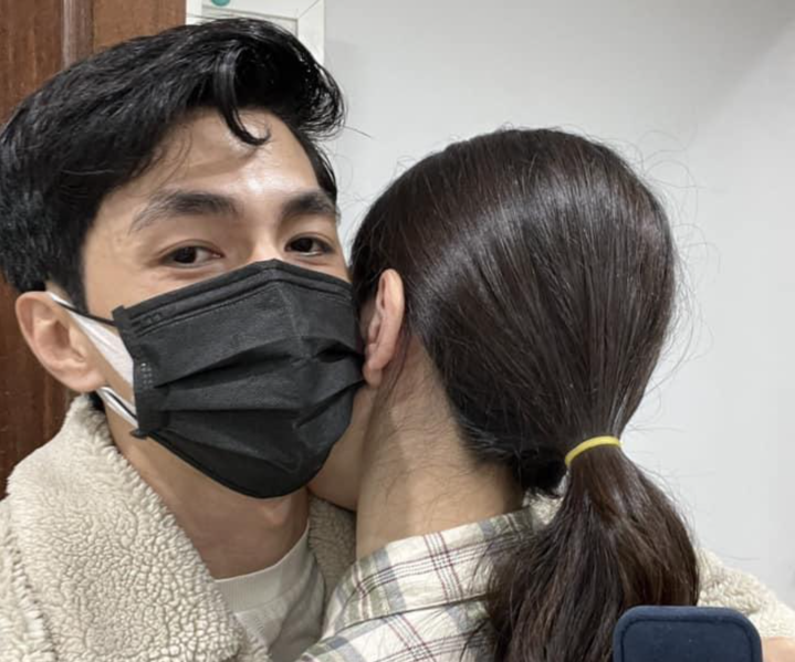 Mới đây, trên trang cá nhân, diễn viên Bình An tiết lộ kế sách giấu á hậu Phương Nga mua nhẫn cưới nhiều lần suýt bại lộ. Anh cho hay: "Mình quyết định đi chọn nhẫn cầu hôn từ ngày 23/12, trước Noel 1 ngày với ý định là sẽ cầu hôn vào dịp Noel. Suy đi nghĩ lại thấy vẫn chưa hợp lý nên chuyển sang ngày kỷ niệm của 2 đứa rồi cuối cùng quyết định làm vào ngày Valentine 14/2."