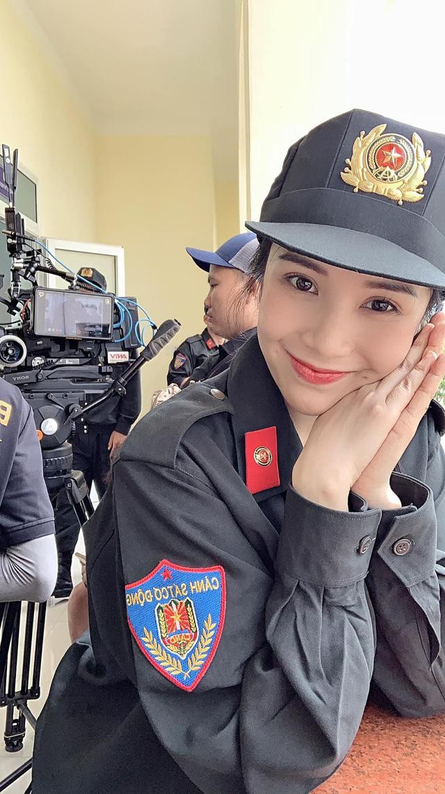 ...thì hiện hình ảnh cô thiếu úy công an trẻ trung, xinh đẹp của Thanh Bi khiến nhiều khán giả khó nhận ra. ...thì hiện hình ảnh cô thiếu úy công an trẻ trung, xinh đẹp của Thanh Bi khiến nhiều khán giả khó nhận ra.