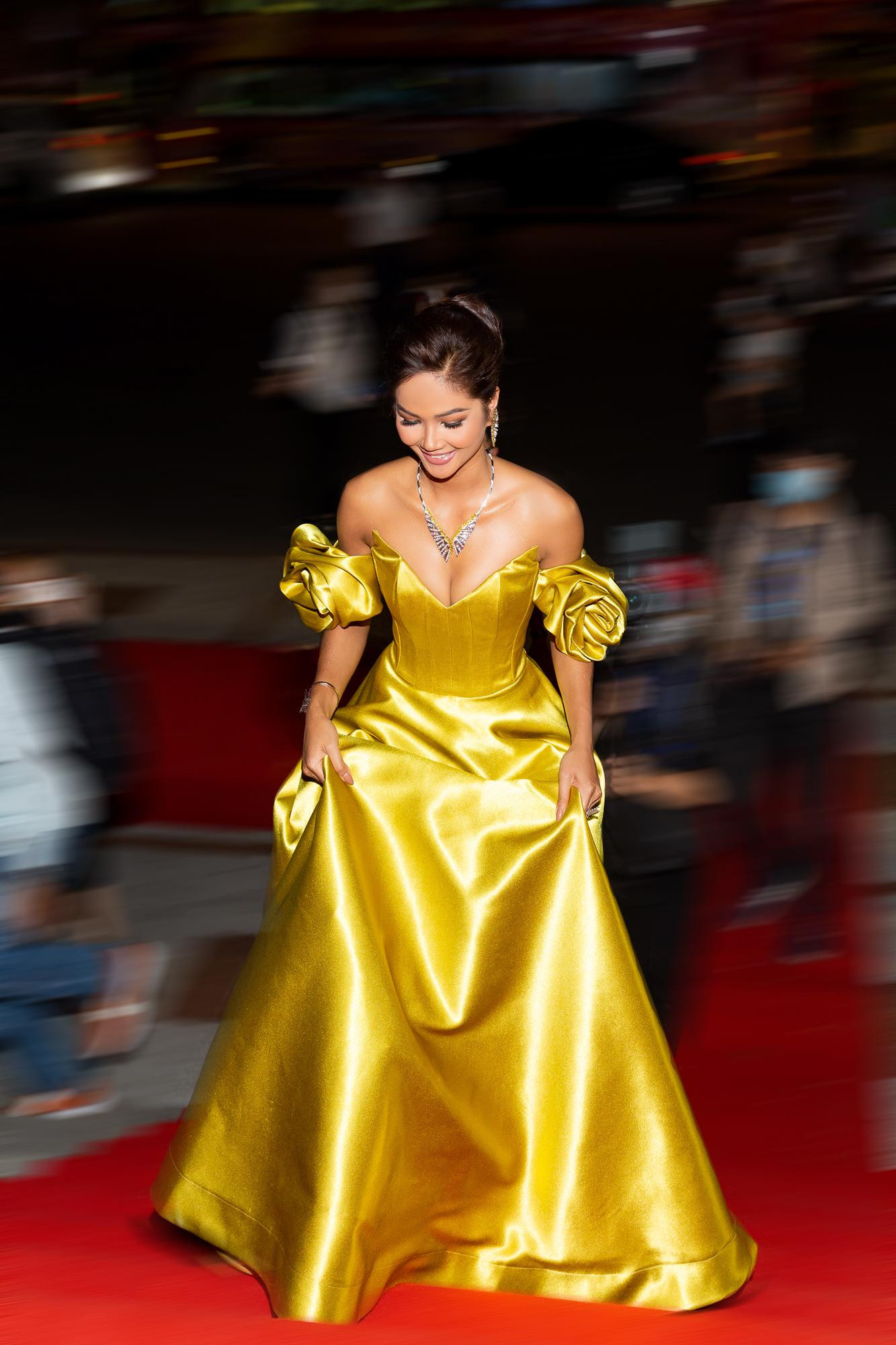 Theo clip ghi lại, H'hen Niê cho biết: "Em có thể cho chị xin chữ ký. Nhưng hiện tại em không đeo khẩu trang nên không thể đứng gần mọi người được". Hành động của H'Hen Nie được cư dân mạng ủng hộ, dành nhiều lời khen.