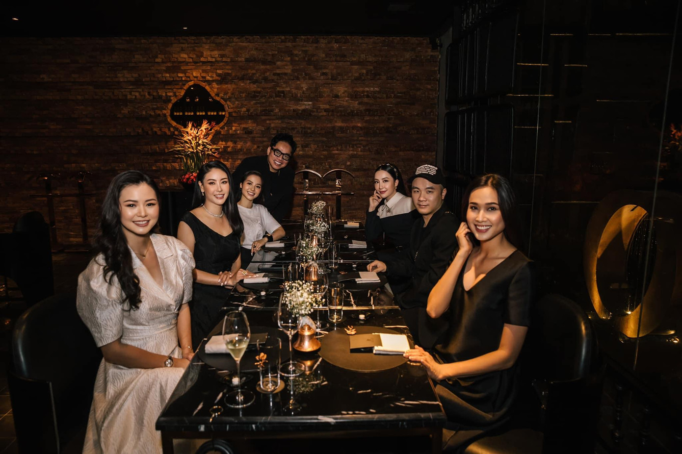 Dưới bài đăng, Hoa hậu Việt nam 1992 nhận nhiều lời chúc từ xa của bạn bè, đồng nghiệp và khán giả.