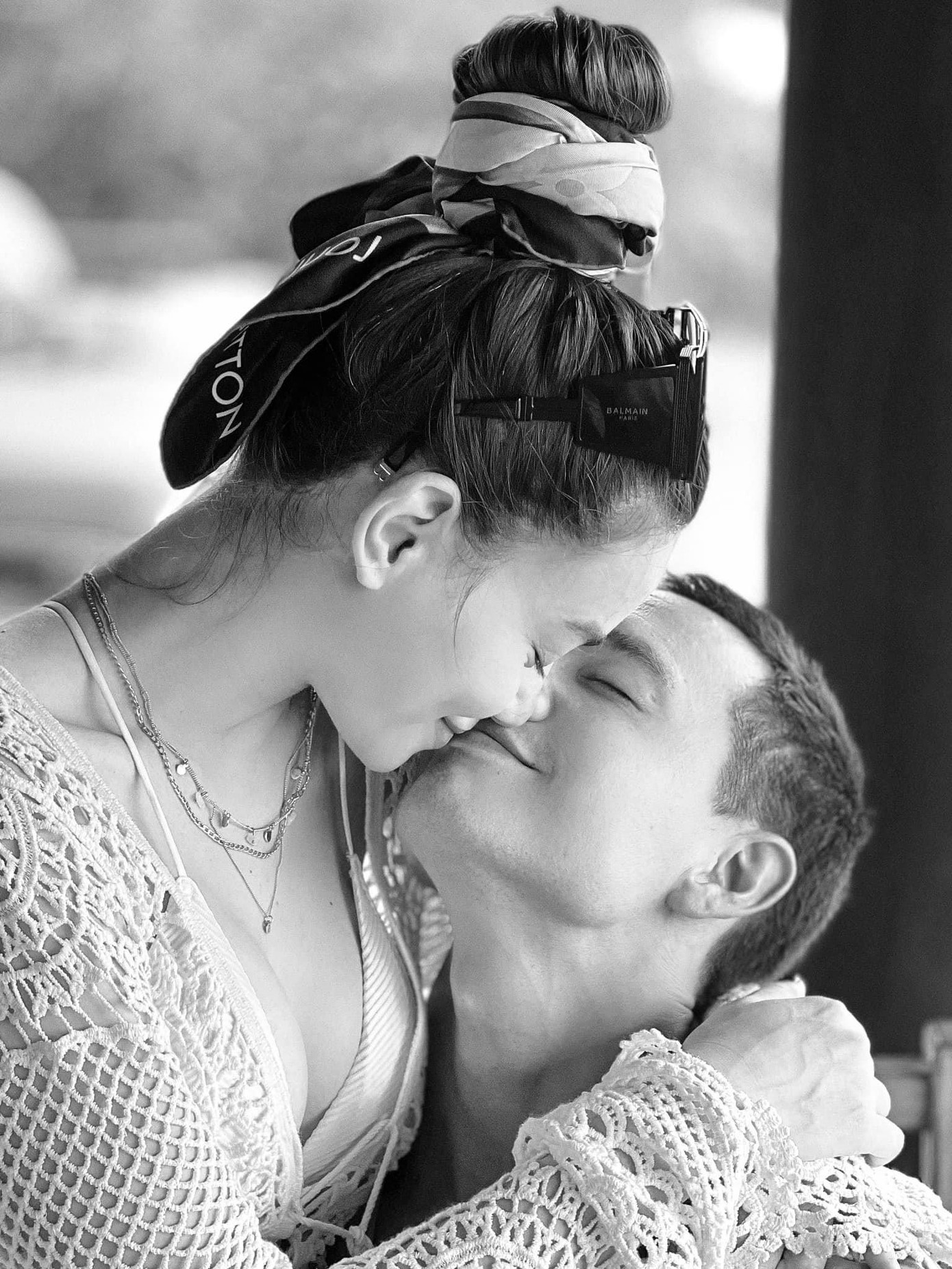 "Chúc mừng ngày lễ Tình Nhân tình yêu của tôi. Chúng ta hãy nhớ hành trình và những khoảnh khắc này. Anh luôn mong em có cuộc sống tốt nhất." - Kim Lý gửi tặng Hồ Ngọc Hà.