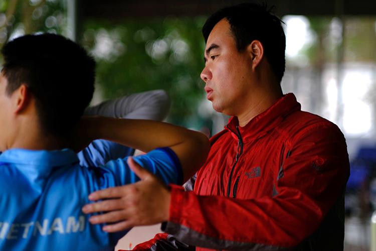 Từng động tác cũng được các chuyên gia hướng dẫn tỉ mỉ.