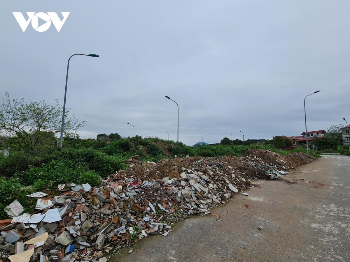 Năm 2015 giá bán 1 lô đất với diện tích khoảng 80m2 có giá trị từ 800 triệu đến vài tỷ đồng. Năm 2015 giá bán 1 lô đất với diện tích khoảng 80m2 có giá trị từ 800 triệu đến vài tỷ đồng.