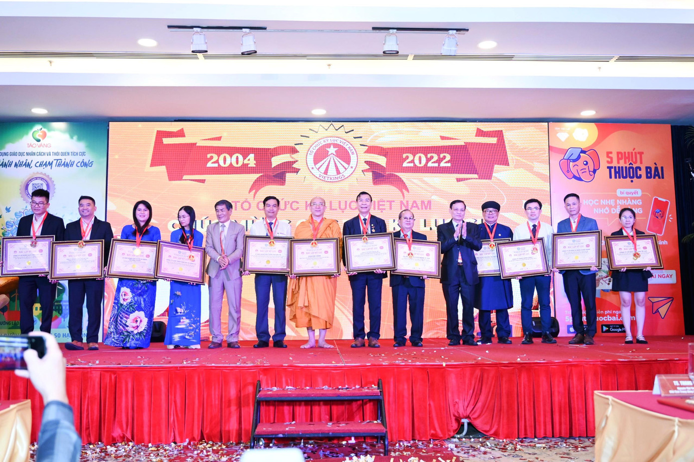 Đại diện Công ty cổ phần xi măng Xuân Thành (đứng thứ 2 từ phải qua) đón nhận bằng kỷ lục Việt Nam.