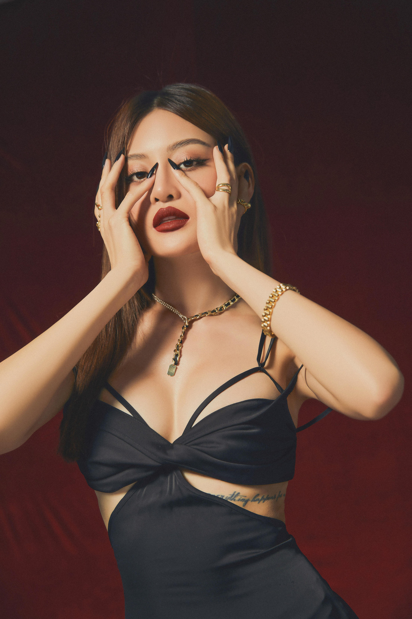 Thùy Anh (1995) được biết đến là diễn viên Nam tiến sở hữu những vai diễn ấn tượng trong "Cả một đời ân oán; Tình yêu và tham vọng; Gái già lắm chiêu,...".