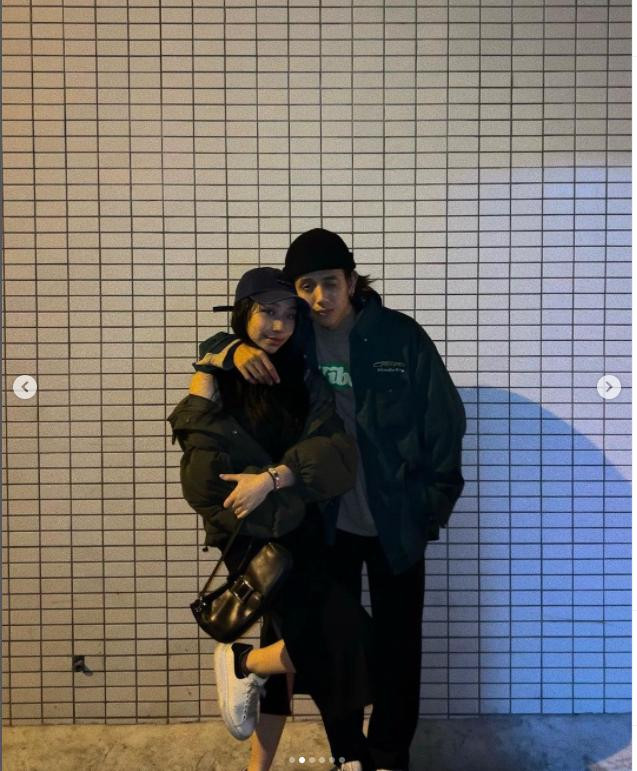 Tuy chỉ chia sẻ đơn giản về bức ảnh với hình tượng bàn tay nắm chặt nhưng cách cặp đôi thân thiết khiến khán giả vô cùng phấn khích. Tuy chỉ chia sẻ đơn giản về bức ảnh với hình tượng bàn tay nắm chặt nhưng cách cặp đôi thân thiết khiến khán giả vô cùng phấn khích.