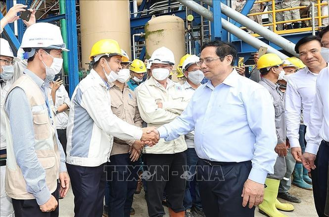 Thủ tướng Phạm Minh Chính với các cán bộ, kỹ sư và công nhân Nhà máy Nhiệt điện Thái Bình 2. Ảnh: Dương Giang/TTXVN