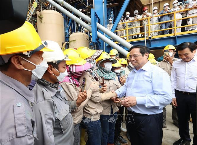 Thủ tướng Phạm Minh Chính với các cán bộ, kỹ sư và công nhân Nhà máy Nhiệt điện Thái Bình 2. Ảnh: Dương Giang/TTXVN