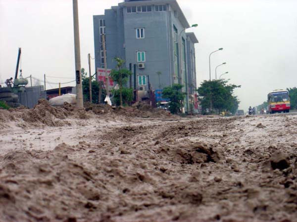 Bùn đất lênh láng