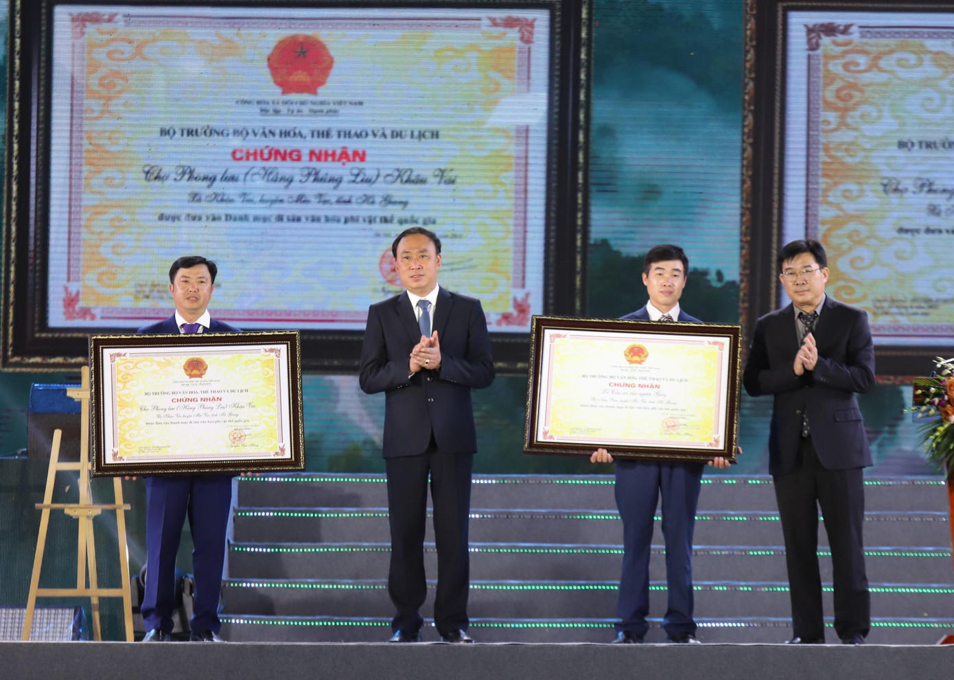 Lễ đón nhận danh hiệu di sản văn hóa phi vật thể Quốc gia Chợ Phong lưu Khâu Vai và lễ cầu an của người Giáy, huyện Mèo Vạc, tỉnh Hà Giang năm 2022.