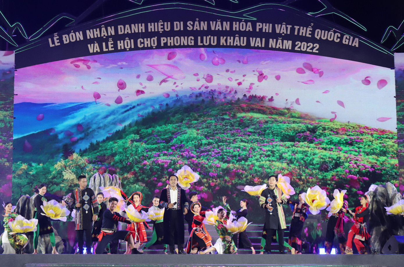 Chợ tình Khâu Vai được hình thành qua hơn 100 năm, trở thành nét văn hóa đặc sắc, độc đáo của nhân dân các dân tộc huyện Mèo Vạc nói riêng và tỉnh Hà Giang nói chung. Chợ được tổ chức duy nhất một lần vào ngày 27.3 âm lịch hàng năm.