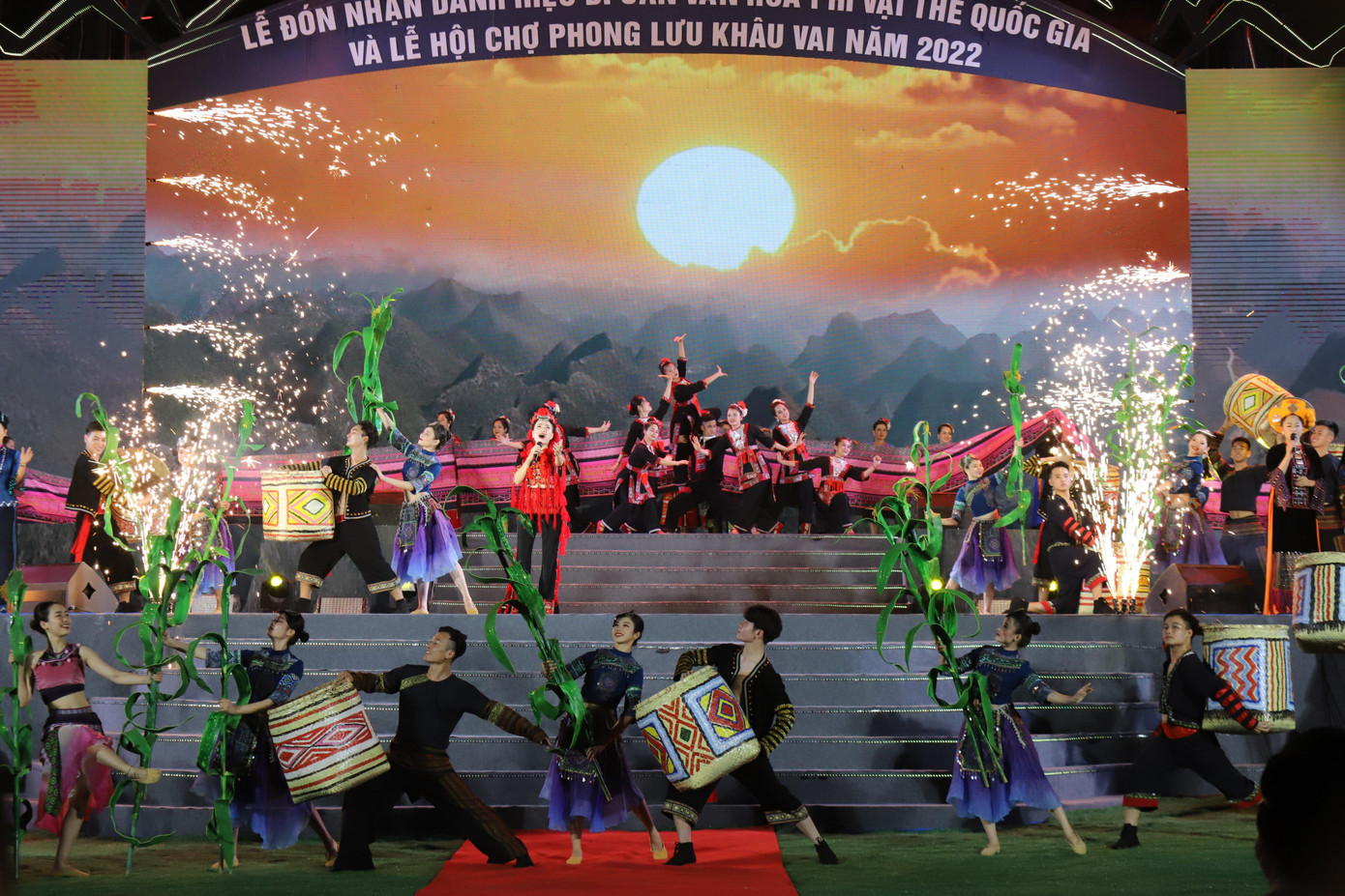 Nhiều hoạt động giao lưu văn hóa, văn nghệ dân gian truyền thống được tổ chức tại khu vực Mê cung đá và trung tâm xã Khâu Vai như trình diễn thổi khèn Mông của xã Sủng Trà và thị trấn Mèo Vạc; hát dân ca dân tộc Nùng, dân ca dân tộc Giáy; múa trống đồng, múa kéo nhị của dân tộc Lô Lô, thị trấn Mèo Vạc; múa nón, múa khăn của dân tộc Giáy thôn Tát Ngà, xã Tát Ngà...