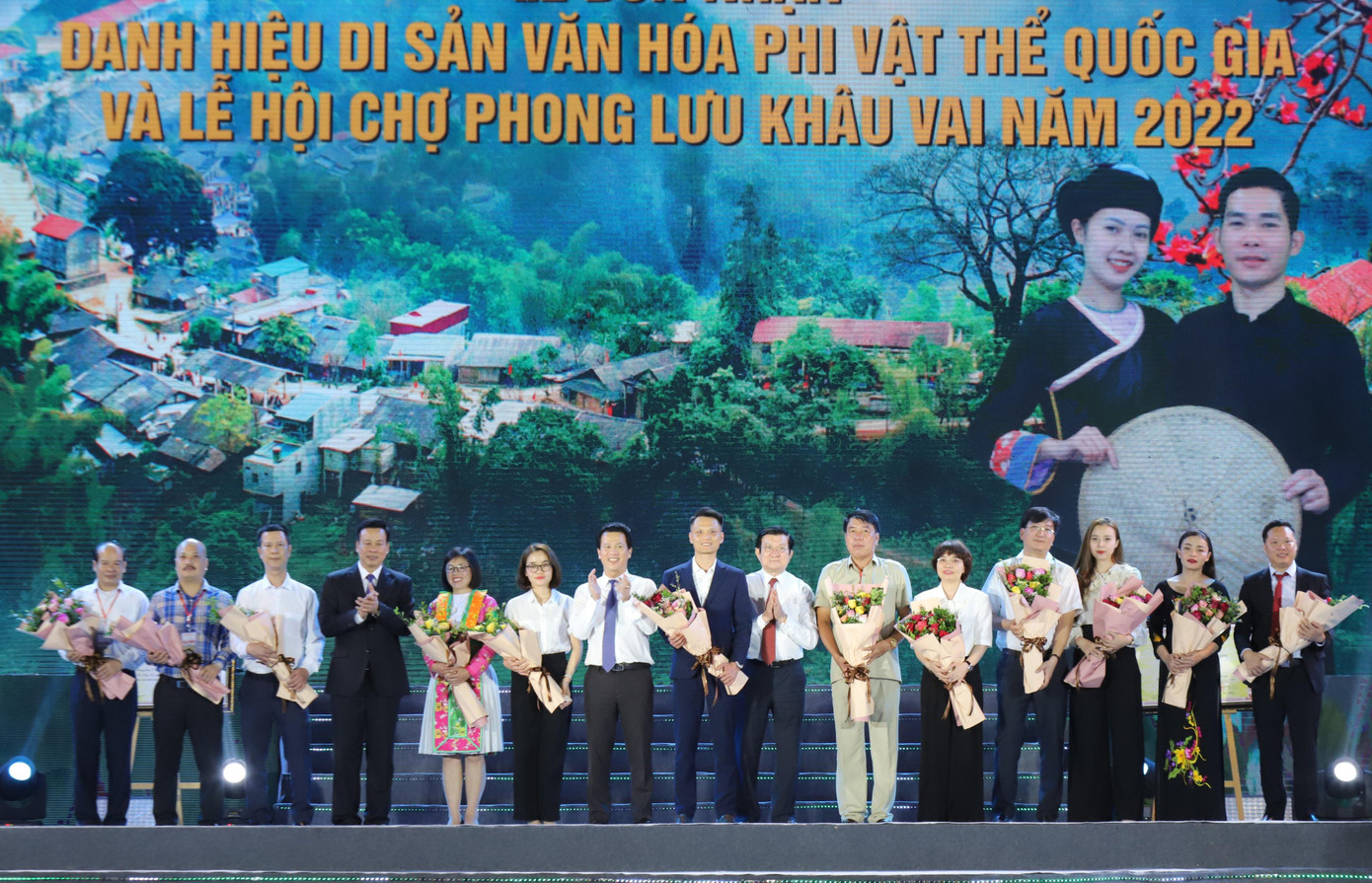 Nguyên Chủ tịch nước Trương Tấn Sang và lãnh đạo tỉnh Hà Giang tặng hoa cho doanh nghiệp, nhà tài trợ đã trao biển hỗ trợ Hà Giang tiếp tục thực hiện chương trình xây dựng nhà ở cho người có công, cựu chiến binh nghèo, hộ nghèo