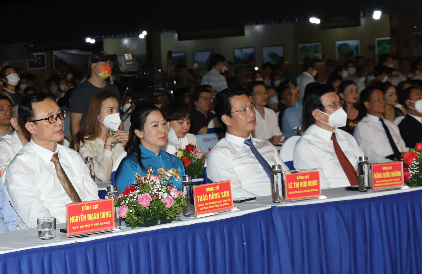 Các đại biểu tham dự buổi lễ.