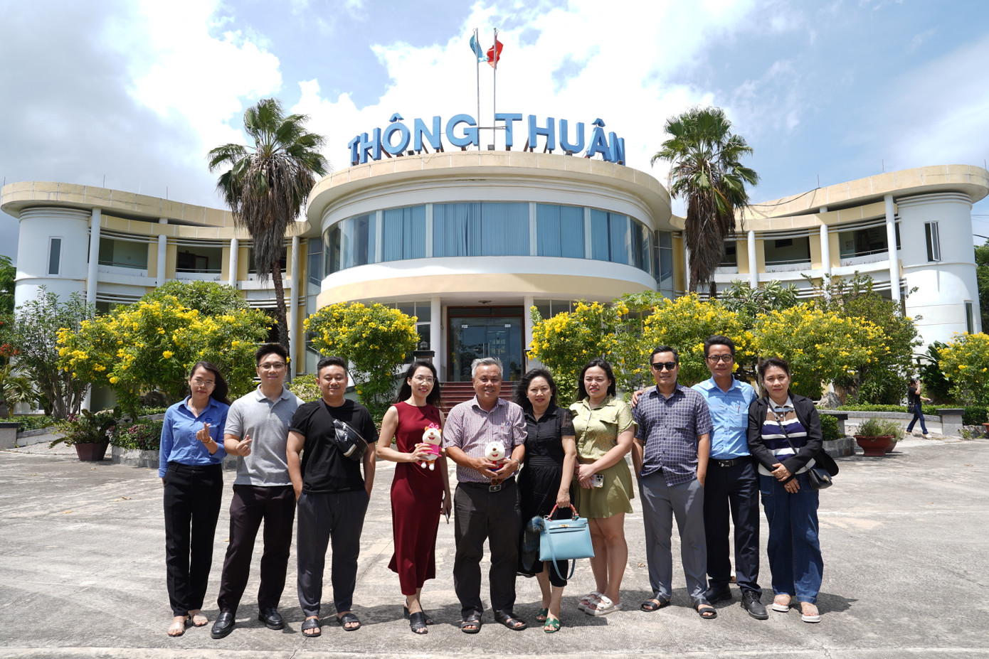 Giám đốc Lại Thị Mai của WOA Universal (thứ tư từ trái sang) đến thăm trang trại, nhà máy sản xuất sữa.