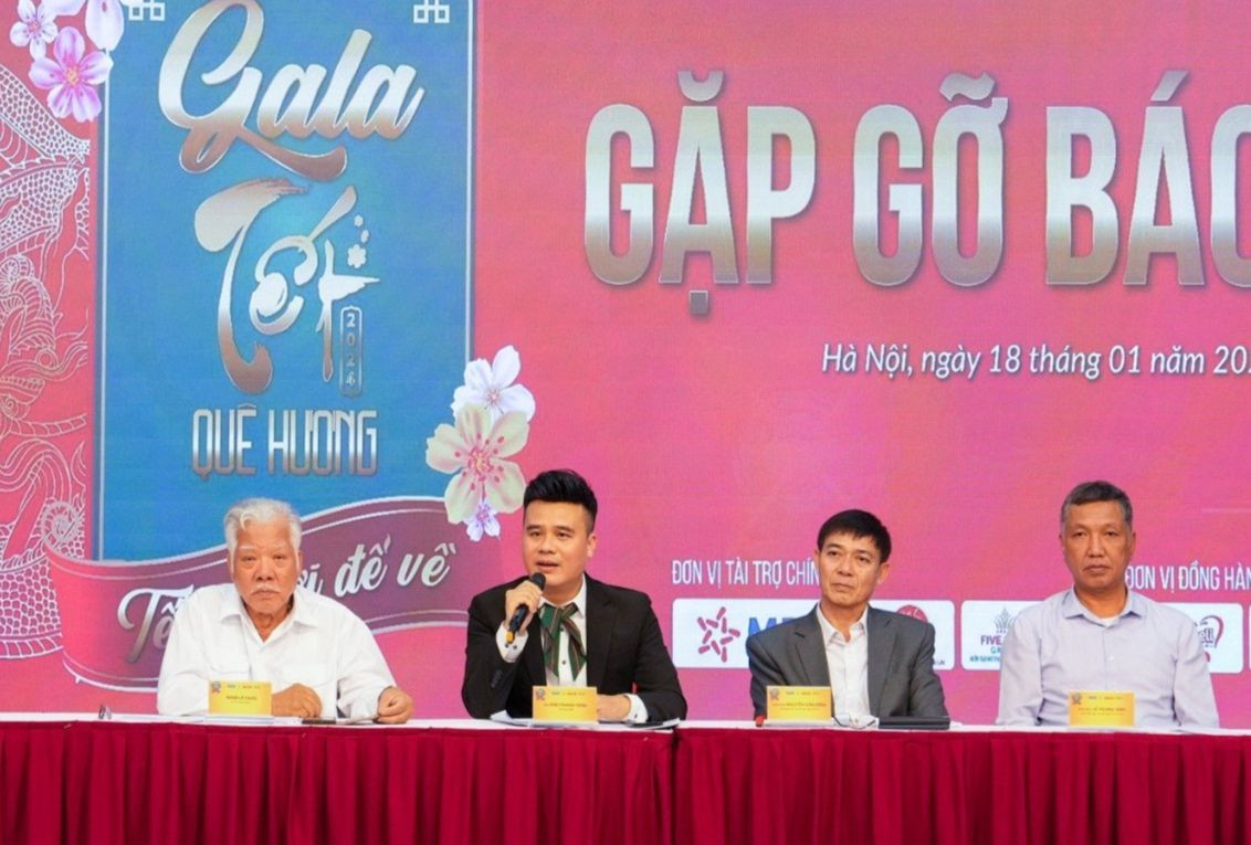 Tổng đạo diễn Mai Thanh Tùng (thứ hai từ trái qua) giới thiệu về chương trình. Ảnh: BTC.