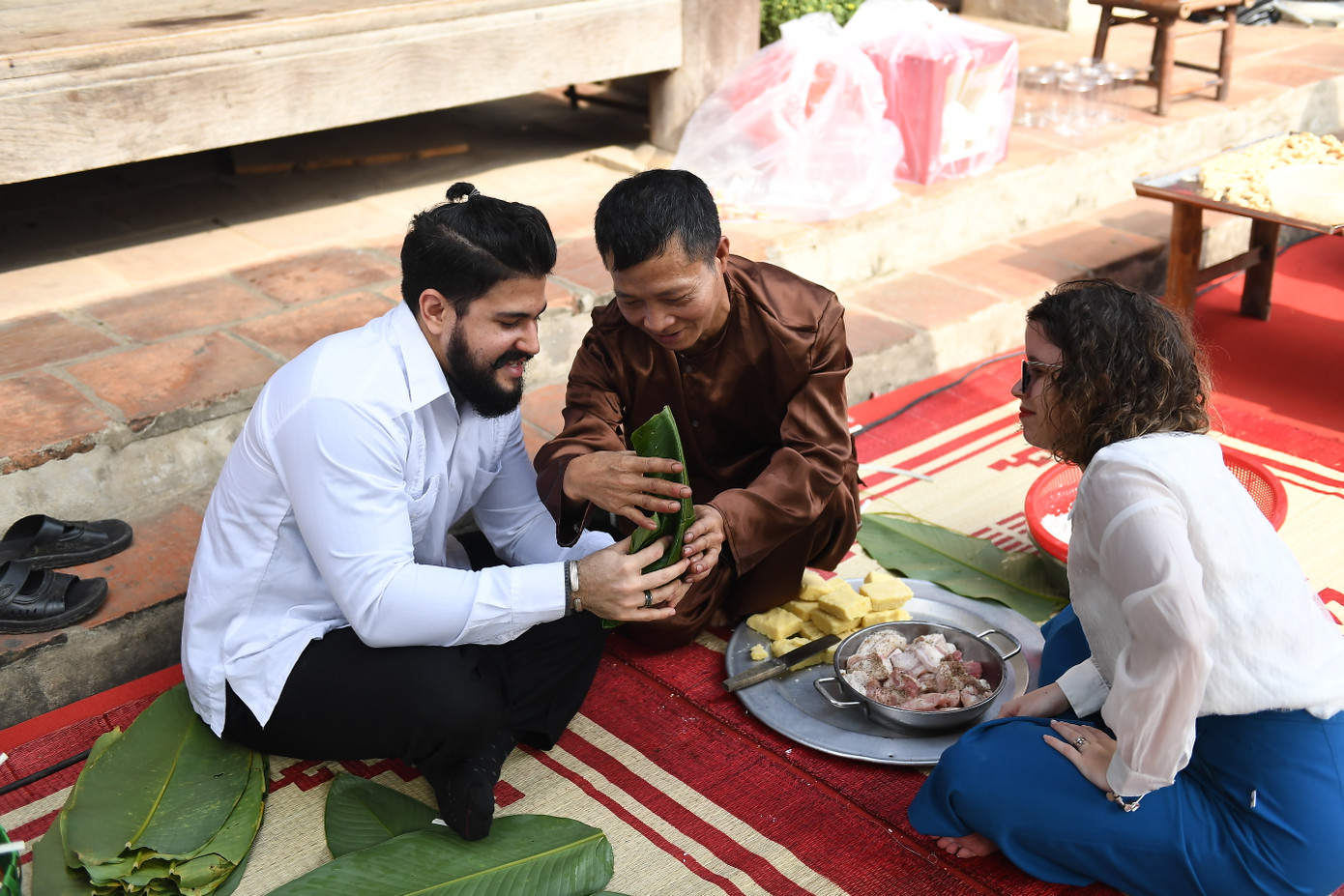 Chương trình Tết làng Việt 2024 được tổ chức tại làng cổ Đường Lâm đã thu hút nhiều du khách quốc tế đến tham quan và trải nghiệm.