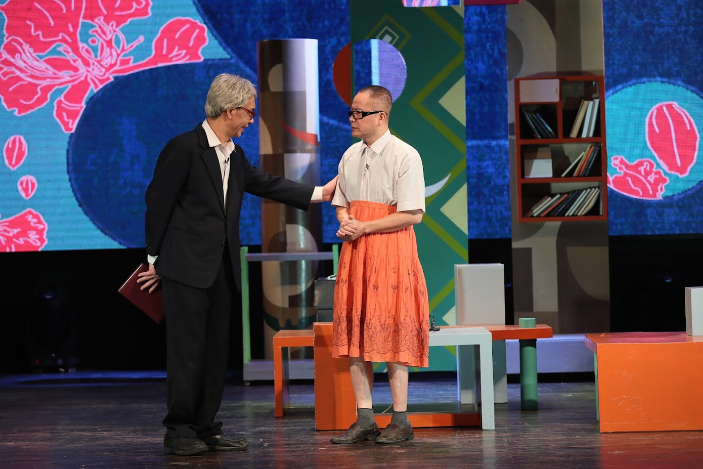 NSƯT Đức Khuê và nghệ sĩ Lê Tuấn Anh tái hiện câu chuyện "ngớ ngẩn" của chuyện làm tiến sĩ. Đó là lời của đạo diễn NSƯT Chí Trung về câu chuyện của những năm 1980.