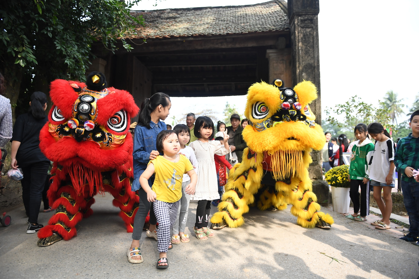 Trong hai ngày 20 và 21/1/2024 (tức ngày 10 và 11 tháng Chạp năm Quý Mão), tại Làng cổ Đường Lâm, UBND thị xã Sơn Tây tổ chức Chương trình xúc tiến quảng bá du lịch với chủ đề Tết làng Việt chào xuân Giáp Thìn 2024. Đây là năm thứ ba chương trình được tổ chức với sự tham gia của các đại sứ quán, tổ chức quốc tế, văn phòng đại diện doanh nghiệp nước ngoài, sinh viên quốc tế...