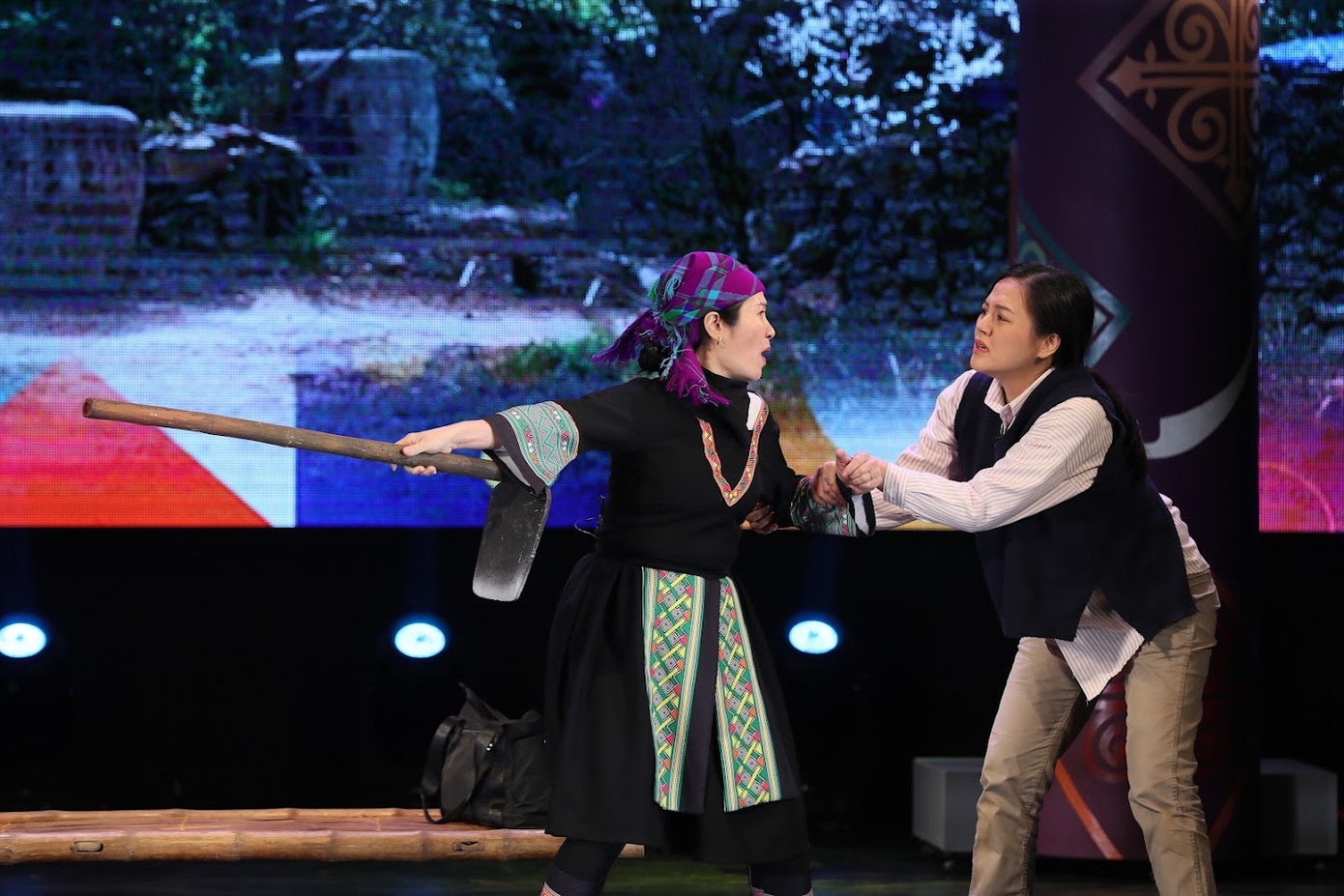 Thu Quỳnh mang bầu vẫn diễn cực sung.