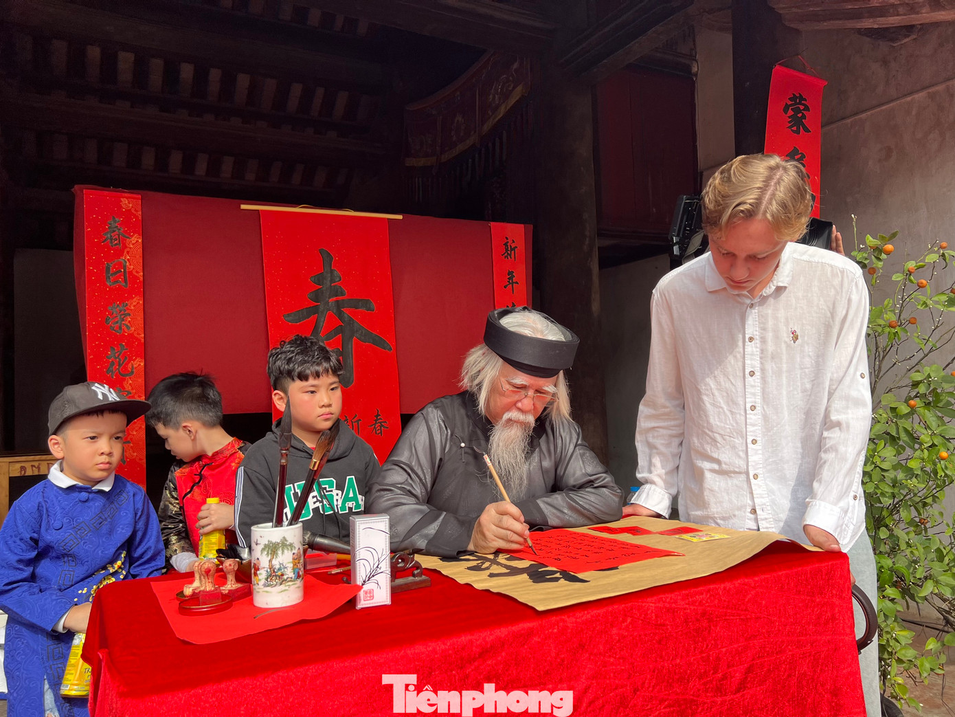 Mikhail - sinh viên người Nga, 19 tuổi - là sinh viên năm thứ 2 Khoa Tiếng Việt - Đại học KHXH&amp;NV, ĐH Quốc gia Hà Nội - lần đầu tới Đường Lâm trải nghiệm không gian Tết Việt. Học tiếng Việt, yêu Việt Nam nên Mikhail (phải) càng cảm nhận những nét văn hóa độc đáo, đặc sắc khi được đắm mình trong không gian ngày Tết truyền thống của người Việt.