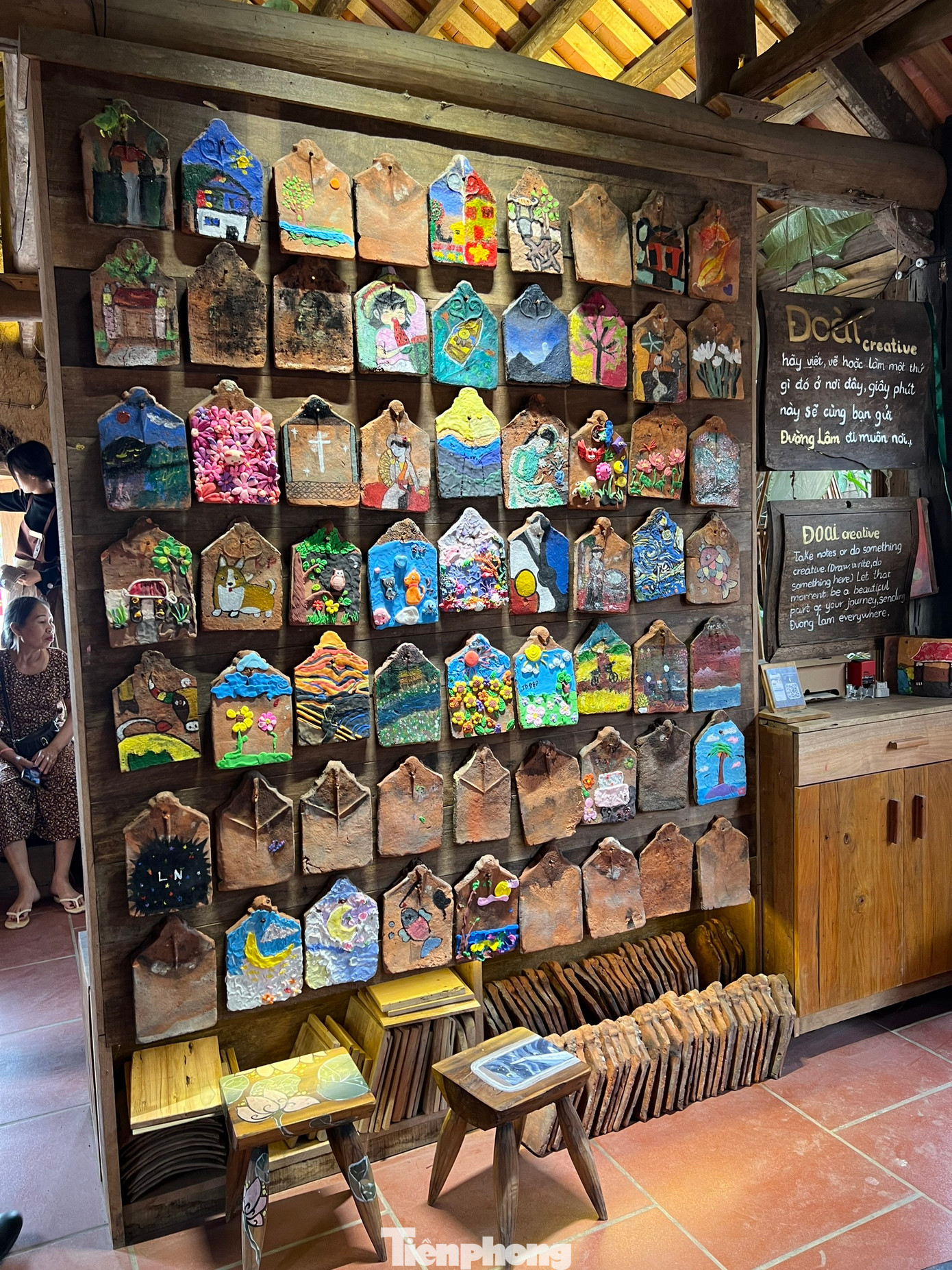 Thời gian gần đây, bộ mặt Làng cổ Đường Lâm đổi khác. Nhiều tiểu cảnh, không gian sáng tạo được dựng lên ngay gần cổng làng Mông Phụ thu hút đông đảo du khách ghé qua check-in, trải nghiệm.