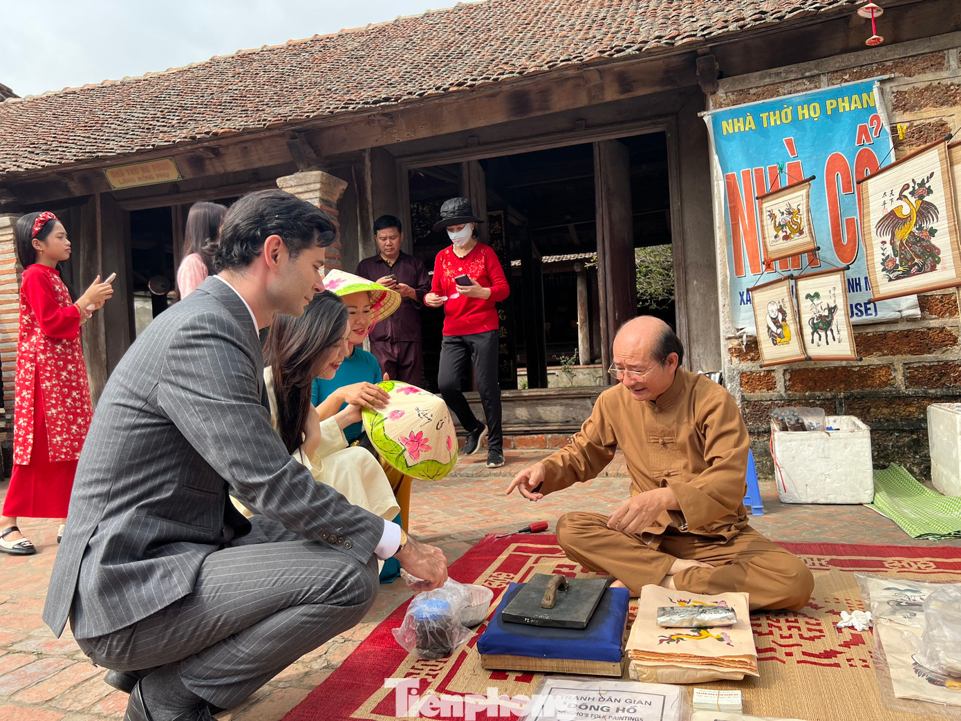 Nam diễn viên Charlie Win không lạ lẫm với Tết Việt, bởi anh gắn bó với Việt Nam suốt 13 năm nay. Anh tiết lộ với Tiền Phong đây là lần đầu tới Đường Lâm dù có hơn chục năm ở Việt Nam. Tết trong nếp nghĩ của Charlie Win khá gần gũi với người Việt, vì đây là dịp để nhìn lại bản thân trong cả năm cũ, hướng tới năm mới đầy hy vọng. Tết cũng là thời gian để nghỉ ngơi, dành cho gia đình sau một năm bận rộn.