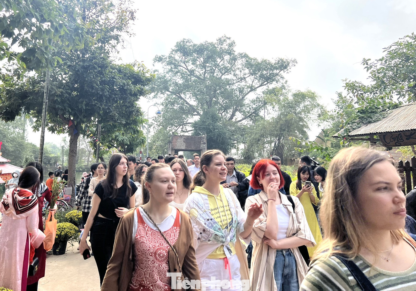 Trong hai ngày 20 và 21/1/2024 (tức ngày 10 và 11 tháng Chạp năm Quý Mão), tại Làng cổ Đường Lâm, UBND thị xã Sơn Tây tổ chức Chương trình xúc tiến quảng bá du lịch với chủ đề Tết làng Việt chào xuân Giáp Thìn 2024. Đây là năm thứ ba chương trình được tổ chức với sự tham gia của các đại sứ quán, tổ chức quốc tế, văn phòng đại diện doanh nghiệp nước ngoài, sinh viên quốc tế...