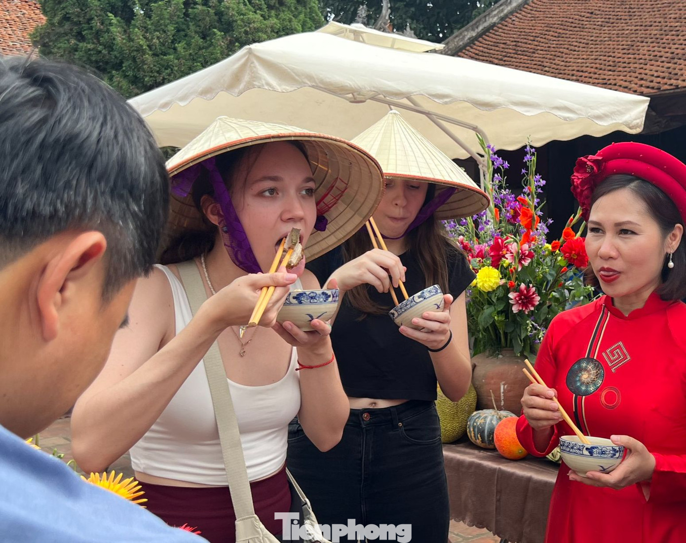 Chương trình Tết làng Việt 2024 được tổ chức tại làng cổ Đường Lâm đã thu hút nhiều du khách quốc tế đến tham quan và trải nghiệm.