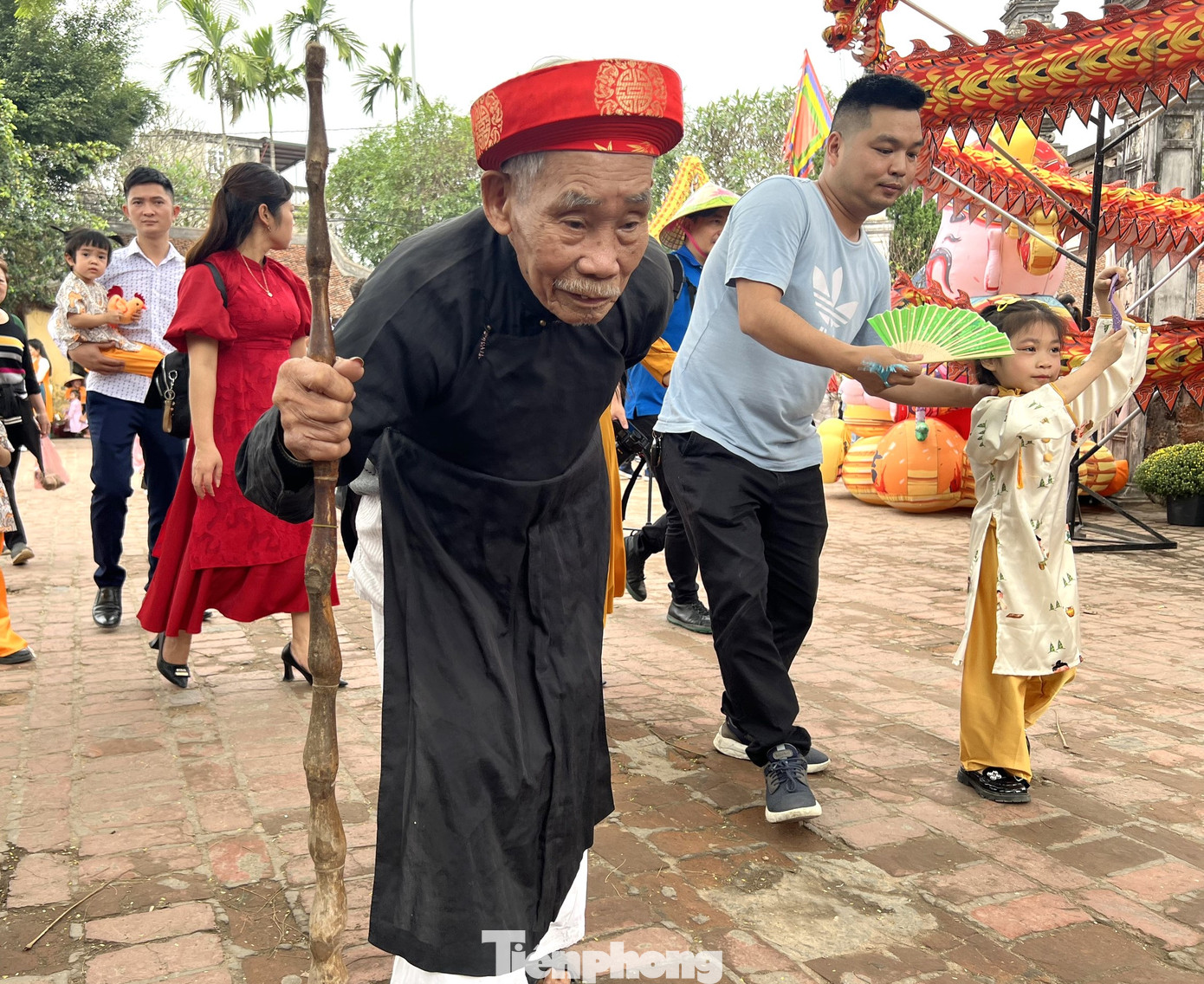 Người dân Đường Lâm hòa chung không khí giới thiệu, trải nghiệm Tết làng Việt. Nam phụ lão ấu Đường Lâm cùng du khách chơi Tết sớm. Du lịch cộng đồng ở Đường Lâm có sự đổi thay rõ rệt sau hơn chục năm.