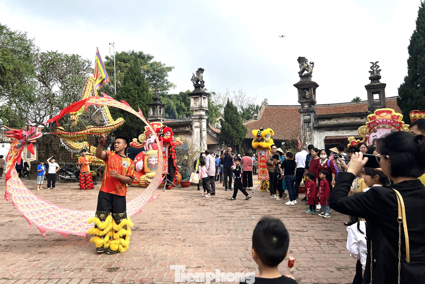 Khu vực di tích Đình Mông Phụ là nơi diễn ra các hoạt động thường niên phục vụ du khách. Đây cũng là một trong những không gian thu hút đông đảo khách quốc tế trải nghiệm Tết làng Việt 2024.