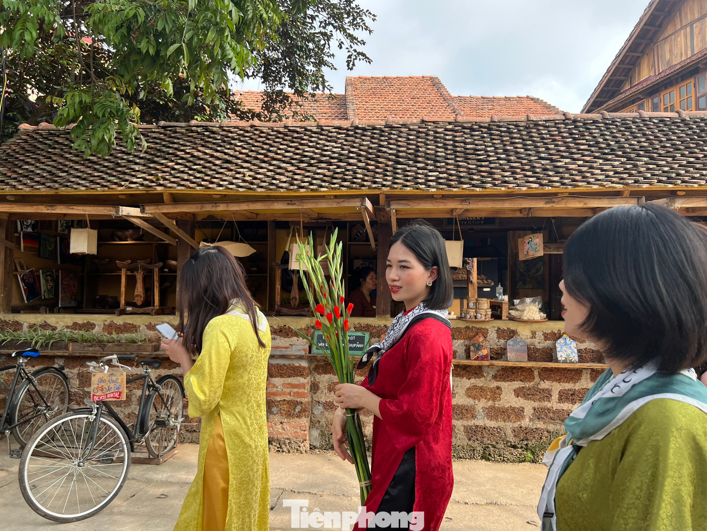 Thời gian gần đây, bộ mặt Làng cổ Đường Lâm đổi khác. Nhiều tiểu cảnh, không gian sáng tạo được dựng lên ngay gần cổng làng Mông Phụ thu hút đông đảo du khách ghé qua check-in, trải nghiệm.