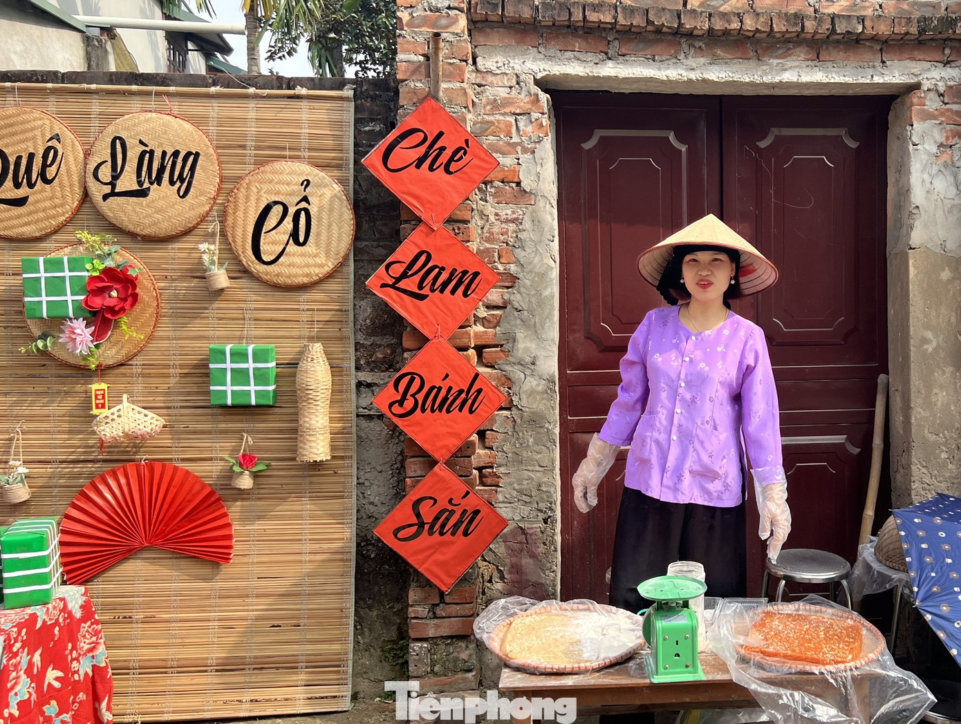 Thời gian gần đây, bộ mặt Làng cổ Đường Lâm đổi khác. Nhiều tiểu cảnh, không gian sáng tạo được dựng lên ngay gần cổng làng Mông Phụ thu hút đông đảo du khách ghé qua check-in, trải nghiệm.