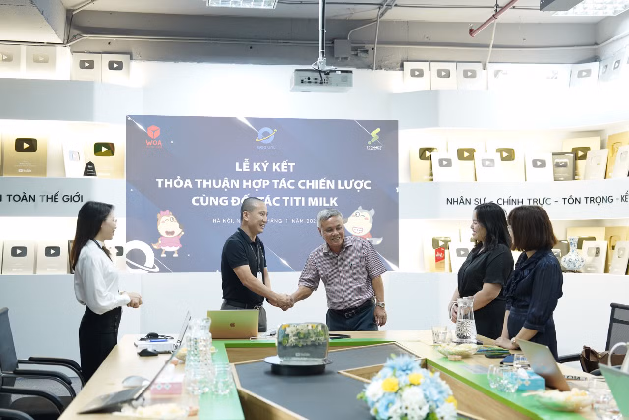 Lễ ký kết hợp tác giữa hai bên. Lễ ký kết hợp tác giữa hai bên.