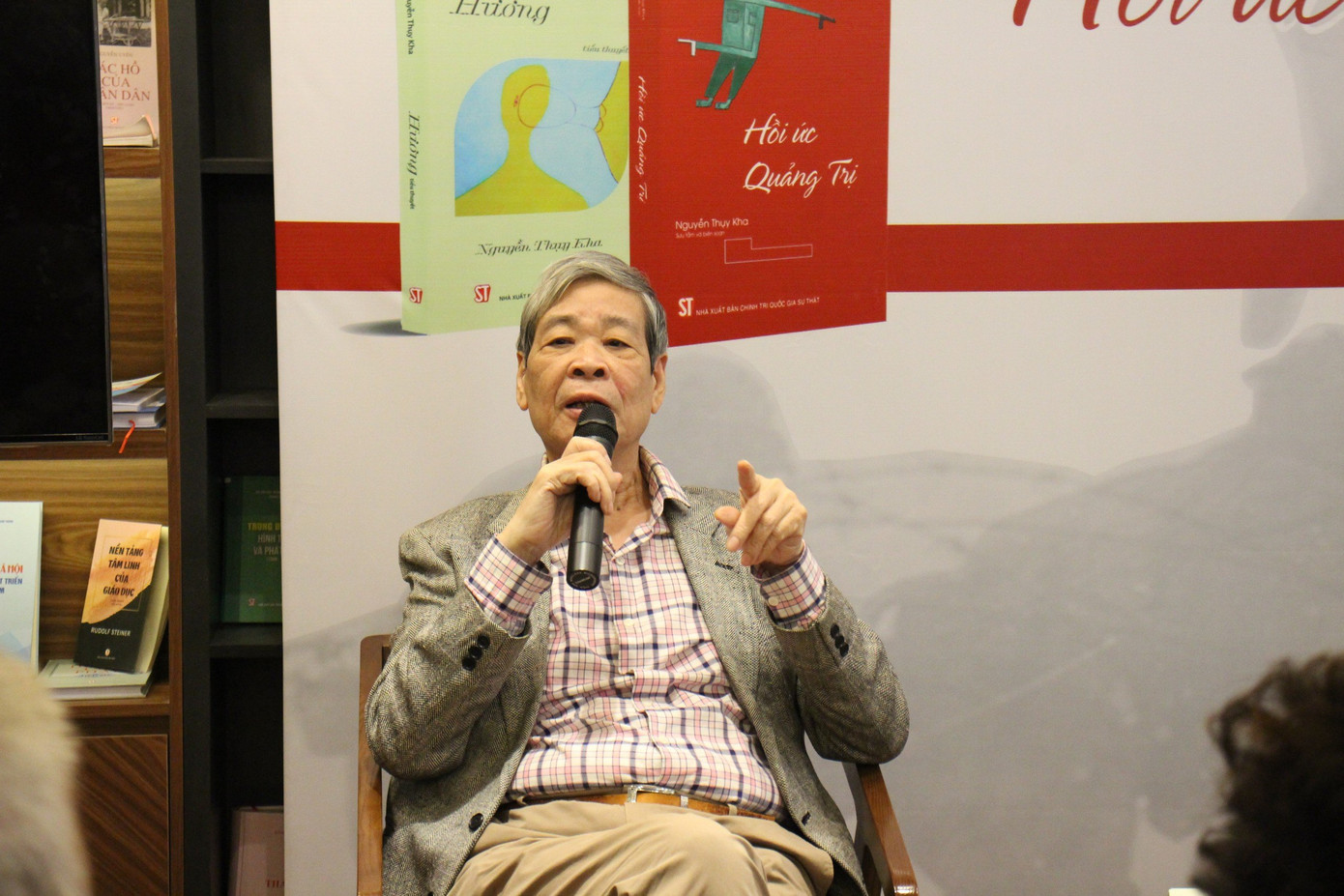 Tác giả Nguyễn Thụy Kha dày công sưu tầm tài liệu cho cuốn sách. Tác giả Nguyễn Thụy Kha dày công sưu tầm tài liệu cho cuốn sách.