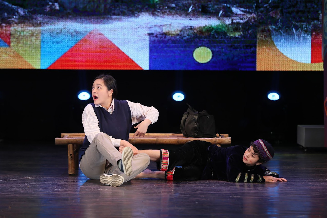 Thu Quỳnh mang bầu vẫn diễn cực sung.