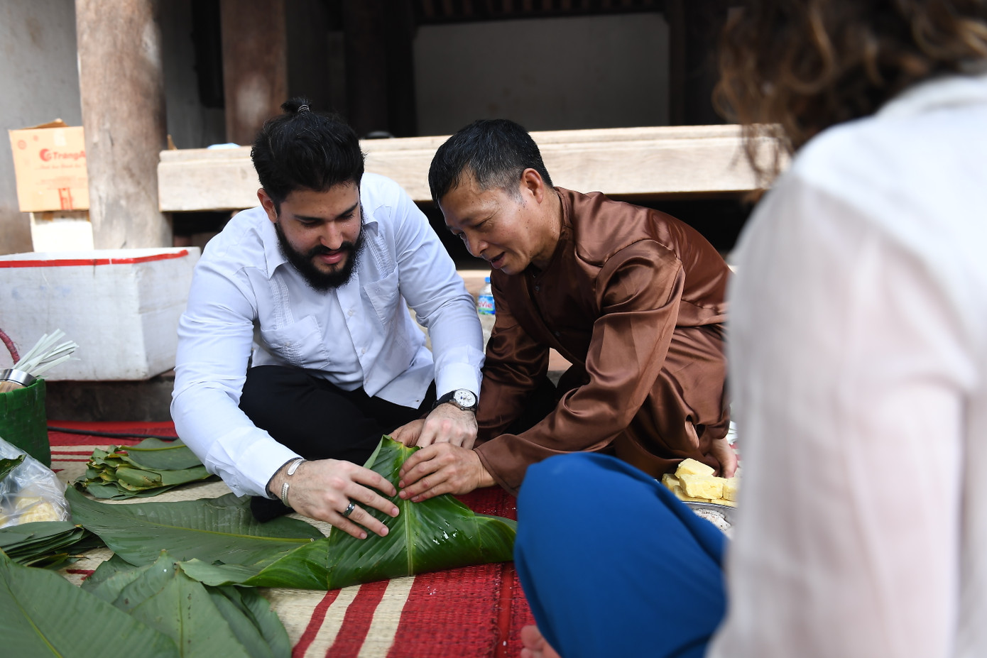 Bà Nguyễn Thị Thùy Dung - đại diện đơn vị phối hợp tổ chức Tết làng Việt - cho biết dịp này mời các nghệ nhân làng nghề như tranh Đông Hồ, làm nón, sơn mài... về giới thiệu nét đẹp nghề Việt tại Đường Lâm. Ban tổ chức trau chuốt các không gian, gian hàng giới thiệu về các sản phẩm đặc sản, sản phẩm thủ công, làng nghề của địa phương, không gian trải nghiệm văn hóa Tết cổ truyền (ông đồ, tò he, gọt hoa thủy tiên), trải nghiệm các trò chơi dân gian truyền thống như chọi gà, bắt chạch trong chum, bịt mắt đập niêu, giới thiệu về các phong tục truyền thống trong dịp Tết cổ truyền như lễ giao thừa, mừng tuổi, thả cá chép... tại nhà cổ, giới thiệu về ẩm thực Tết, trưng bày mâm cỗ của người dân Đường Lâm (bánh chưng, gà Mía, thịt quay đòn...), trải nghiệm gói bánh chưng, gói giò... ngày Tết.