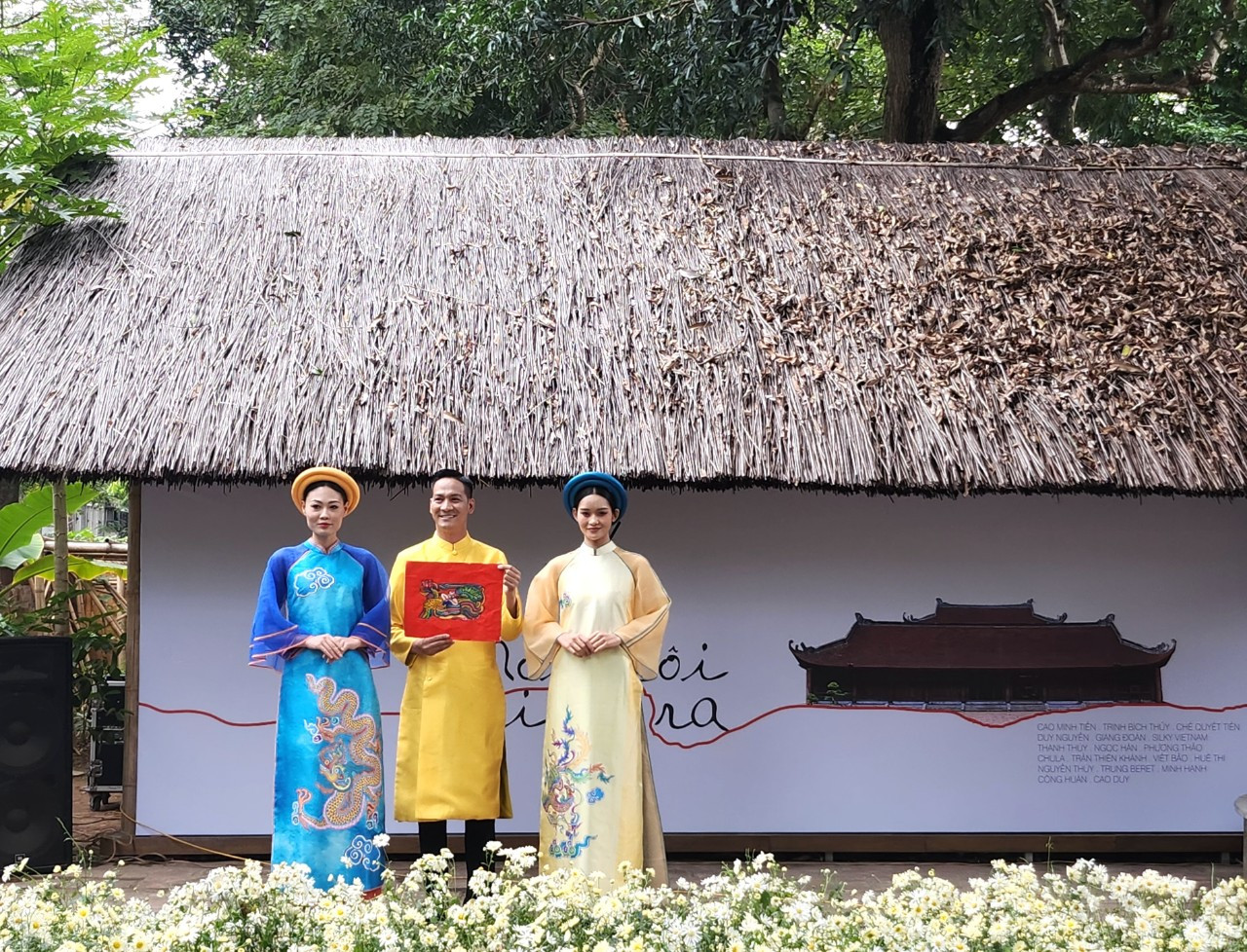 Một số thiết kế của Hoa hậu Ngọc Hân tại chương trình nghệ thuật áo dài Nơi tôi sinh ra. Một số thiết kế của Hoa hậu Ngọc Hân tại chương trình nghệ thuật áo dài Nơi tôi sinh ra.