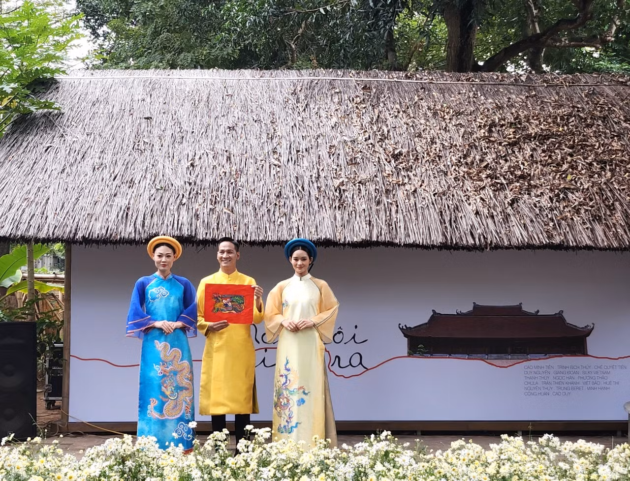 Một số thiết kế của Hoa hậu Ngọc Hân tại chương trình nghệ thuật áo dài Nơi tôi sinh ra. Một số thiết kế của Hoa hậu Ngọc Hân tại chương trình nghệ thuật áo dài Nơi tôi sinh ra.