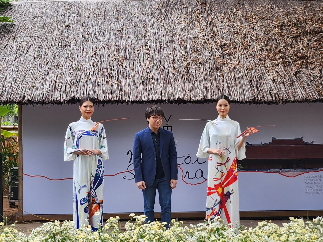 18 nhà thiết kế đem đến những nét văn hóa đặc sắc của mỗi vùng miền. 18 nhà thiết kế đem đến những nét văn hóa đặc sắc của mỗi vùng miền.