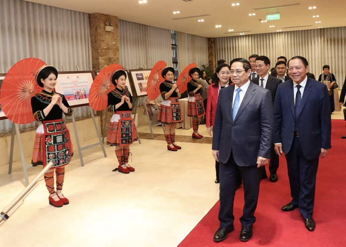 Thủ tướng và các đại biểu tham quan triển lãm về công tác VHTTDL năm 2023. Ảnh: Trần Huấn.