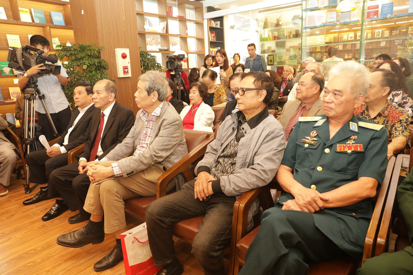 Nhiều người từng khoác áo lính dự cuộc giao lưu, ra mắt sách Hồi ức Quảng Trị. Ảnh: BTC. Nhiều người từng khoác áo lính dự cuộc giao lưu, ra mắt sách Hồi ức Quảng Trị. Ảnh: BTC.