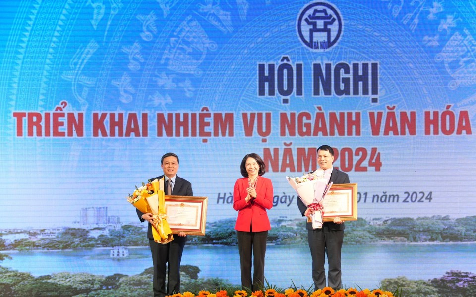 Ban Quản lý Di tích danh thắng Hà Nội và Trung tâm Hoạt động Văn hóa Khoa học Văn Miếu - Quốc Tử Giám nhận Bằng khen của Thủ tướng.