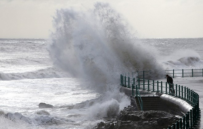 Người thanh niên lặng nhìn biển động. Ảnh: AP